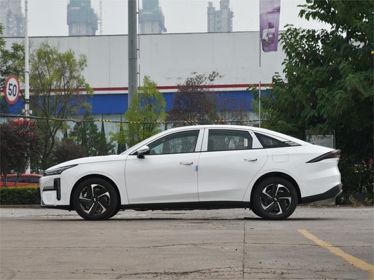 Geely Galaxy L6 Chinese Electric Sedan Plug In Hybrid Sedans 1370KM L2 Guida assistita