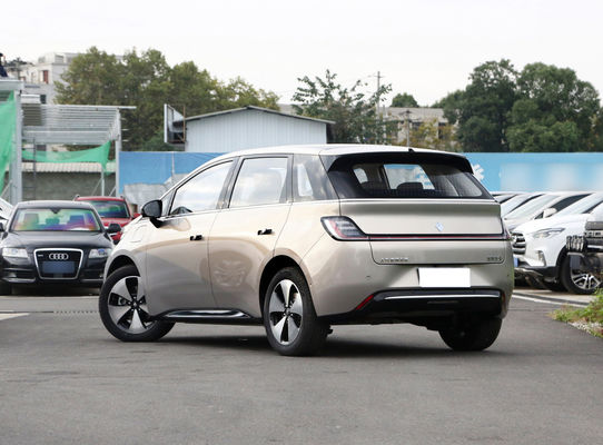 BaoJun Clouds Ev Un hatchback piccola berlina elettrica con un raggio di 360KM-460KM