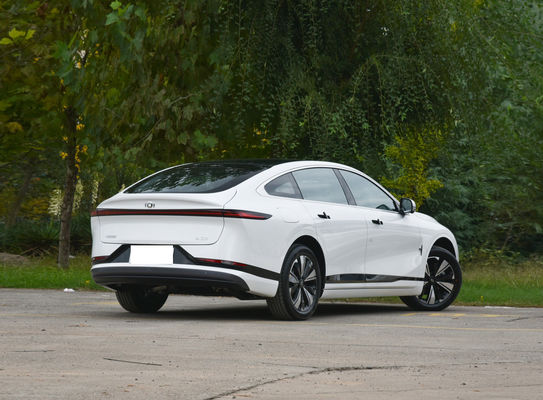 Chang'an A07 Sedan EV e Reev Due combinazioni durata della batteria 515 km (EV) e 1200 km (1.5T motore Reev)