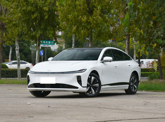Chang'an A07 Sedan EV e Reev Due combinazioni durata della batteria 515 km (EV) e 1200 km (1.5T motore Reev)