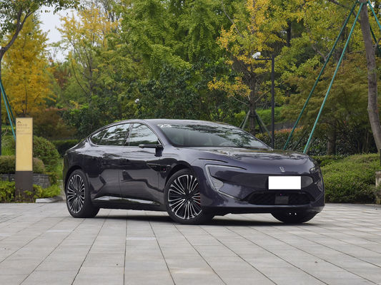 Il 2025 AVATR 12 è una berlina elettrica di fascia alta in Cina.