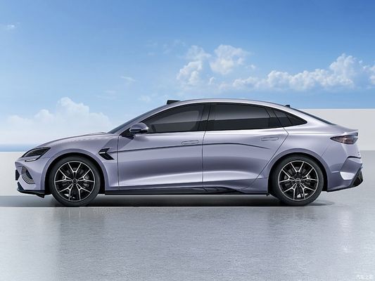 BYD 2025 Seal, una berlina elettrica pura con un'autonomia fino a 650 km, un nuovo sistema di guida intelligente e il miglior rapporto qualità-prezzo per una berlina elettrica di medie dimensioni.
