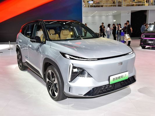 Geely Galaxy L7, alimentato da motori 1.5L e 1.5T, con un'autonomia combinata di 1.370 km e un'autonomia elettrica pura di 115 km. un SUV ibrido plug-in conveniente.