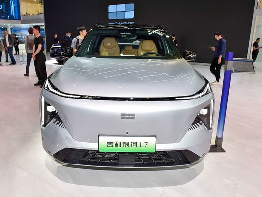 Geely Galaxy L7, alimentato da motori 1.5L e 1.5T, con un'autonomia combinata di 1.370 km e un'autonomia elettrica pura di 115 km. un SUV ibrido plug-in conveniente.