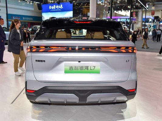 Geely Galaxy L7, alimentato da motori 1.5L e 1.5T, con un'autonomia combinata di 1.370 km e un'autonomia elettrica pura di 115 km. un SUV ibrido plug-in conveniente.