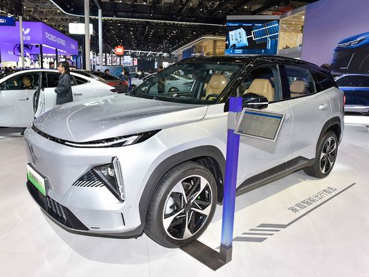 Geely Galaxy L7, alimentato da motori 1.5L e 1.5T, con un'autonomia combinata di 1.370 km e un'autonomia elettrica pura di 115 km. un SUV ibrido plug-in conveniente.