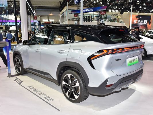 Geely Galaxy L7, alimentato da motori 1.5L e 1.5T, con un'autonomia combinata di 1.370 km e un'autonomia elettrica pura di 115 km. un SUV ibrido plug-in conveniente.
