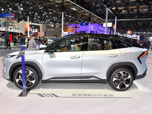 Geely Galaxy L7, alimentato da motori 1.5L e 1.5T, con un'autonomia combinata di 1.370 km e un'autonomia elettrica pura di 115 km. un SUV ibrido plug-in conveniente.
